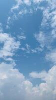 vertikal av Timelapse himmel moln bakgrund video
