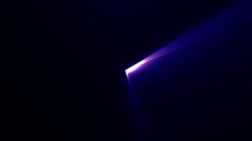 abstrakt bakgrund med ljus strålar av ljus eller laser. glitter, skinande, ljus, blossa antal fot. optisk lins blossa effekt på en svart bakgrund. filmiska ljus. video