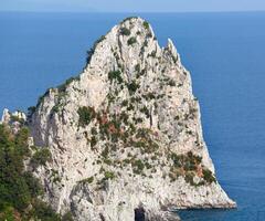 farallones, famosas rocas gigantes, isla de Capri foto