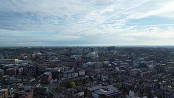 antenn se av historisk och modern brittiskt stad Centrum av liverpool, de havs stad i nordväst England, förenad rike. Maj 5:e, 2024 video