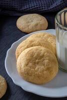 delicioso azúcar galletas en de madera mesa, de cerca foto