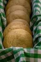 delicioso azúcar galletas en de madera mesa, de cerca foto