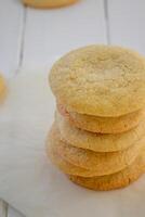 delicioso azúcar galletas en de madera mesa, de cerca foto