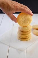 un azúcar Galleta en un del hombre mano foto