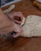 mujer amasadura masa en cocina foto