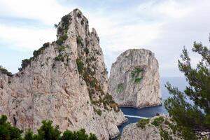 farallones, famosas rocas gigantes, isla de Capri foto