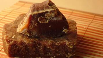 cube de sucre de canne traditionnel jaggery sur table video