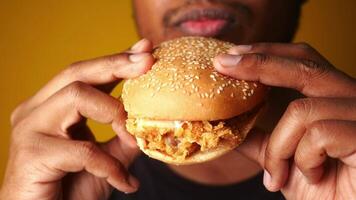 homem mão segurando carne hamburguer video