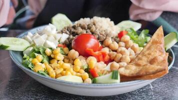 vrouw vork plukken vers salade Aan tafel video