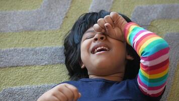 un trastornado niño niña llorando acostado en el alfombra video