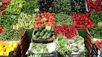 Fresco vegetales de venta en un súper tienda en Turquía . video