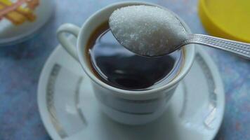 derramar açúcar branco em uma xícara de chá video