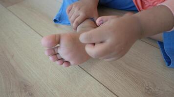 a kid suffering from itching skin on feet video