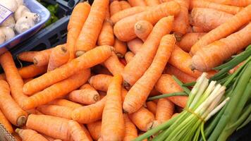 Frau Hand wählen frisch Karotte von Stapel Karotte Anzeigen beim Super Markt video