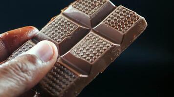 Hand knacken ein Schokolade Süßigkeiten video
