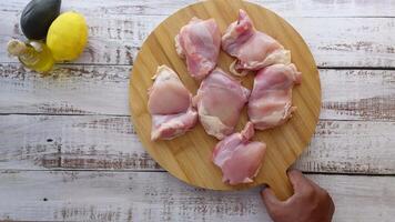 top visie van rauw borst kip vlees en groenten Aan tafel video