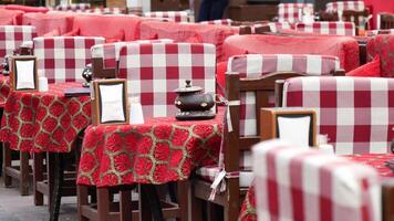 restaurant met rood en wit geruit tafels en stoelen video