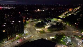 alto angolo notte metraggio di illuminato Wandsworth centrale Londra a fiume Tamigi, Londra, Inghilterra UK. aprile 24, 2024 video