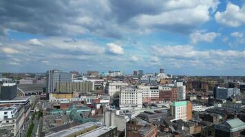 antenn se av historisk och modern brittiskt stad Centrum av liverpool, de havs stad i nordväst England, förenad rike. Maj 5:e, 2024 video