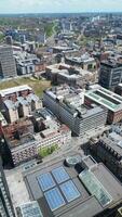 aéreo vertical estilo cenas do histórico e moderno britânico cidade Centro do Liverpool, noroeste Inglaterra, Unidos reino. pode 5 ª, 2024 video