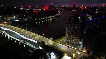 alto angolo notte metraggio di illuminato Wandsworth centrale Londra a fiume Tamigi, Londra, Inghilterra UK. aprile 24, 2024 video