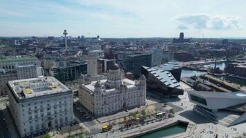 antenne visie van historisch en modern Brits stad centrum van Liverpool, de maritiem stad in Noord West Engeland, Verenigde koninkrijk. mei 5e, 2024 video
