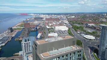 antenn se av historisk och modern brittiskt stad Centrum av liverpool, de havs stad i nordväst England, förenad rike. Maj 5:e, 2024 video