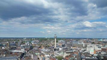 antenne visie van historisch en modern Brits stad centrum van Liverpool, de maritiem stad in Noord West Engeland, Verenigde koninkrijk. mei 5e, 2024 video