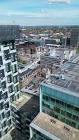 antenne verticaal stijl beeldmateriaal van historisch en modern Brits stad centrum van Liverpool, Noord West Engeland, Verenigde koninkrijk. mei 5e, 2024 video