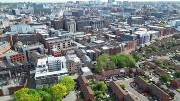 Antenne Aussicht von historisch und modern britisch Stadt Center von Liverpool, das maritim Stadt im Nordwest England, vereinigt Königreich. kann 5., 2024 video