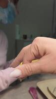 manicure volta. un' manicure forme Chiodi utilizzando un' chiodo file. fiducioso movimenti di un' professionale. video