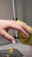 manicure sessão. vertical do uma manicuro trabalhando com uma ferramenta para uma alta qualidade clássico manicure. video