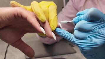 professionnel manucure. détaillé fermer de enlever une couche de gel polonais. video