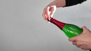 persoon Holding groen en rood fles video