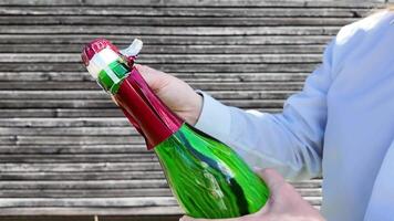 Person halten und Öffnung Flasche von Wein. Champagner Säbeln. video