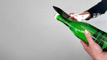 Champagne saberen. persoon Holding een groen fles in hand- video