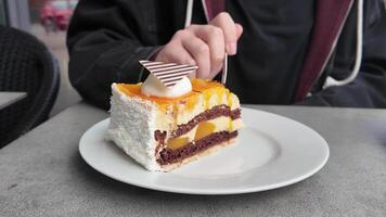 persona corte un pedazo de pastel en un plato video
