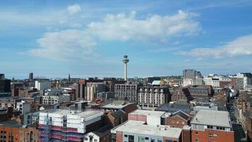 antenn se av historisk och modern brittiskt stad Centrum av liverpool, de havs stad i nordväst England, förenad rike. Maj 5:e, 2024 video