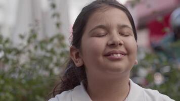 innocente carino ragazza con occhi chiuso guardare a telecamera sorridente filmato. video