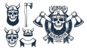 vikingo cráneo emblema con cruzado hachas vector