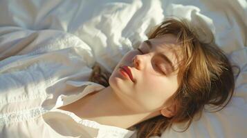 dormido joven mujer y luz de sol en el Mañana foto