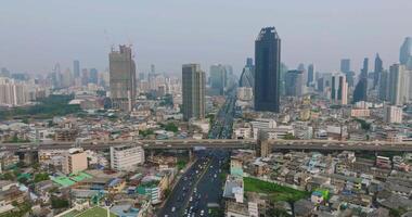 ett antenn se av bangkok stadens centrum, företag stad, flygande över Bangkok, thailand video