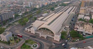 een antenne visie van de hua lamphong spoorweg station, de voormalig centraal passagier terminal in Bangkok, Thailand video