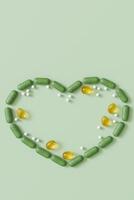 herbario y homeopático suplementos ingeniosamente arreglado en un corazón forma en un pastel verde fondo, Perfecto para temas de natural salud. vertical formato. Copiar espacio para texto. 3d prestar. foto