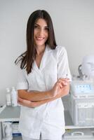 sonriente hembra cosmetóloga participación inyección en clínica foto