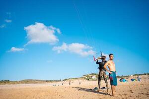 Portugal, sintra, agosto 2022 praia da guincho hermosa arenoso playa en atlántico Oceano mejor sitio delantero cometa surf foto