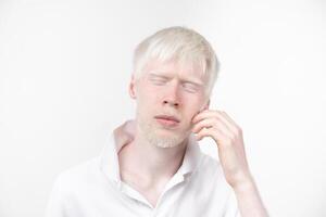 retrato de un albino hombre en estudio vestido camiseta aislado en un blanco antecedentes. anormal desviaciones raro apariencia foto