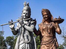 grande estatua de señor radha Krishna cerca Delhi internacional aeropuerto, Delhi, India, señor Krishna y radha grande estatua conmovedor cielo a principal autopista mahipalpur, Delhi foto