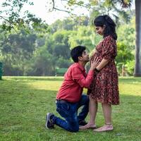 indio Pareja posando para maternidad disparar actitud para acogedor nuevo nacido bebé en lodhi jardín en Delhi India, maternidad foto disparar hecho por padres para acogedor su niño, pre bebé foto disparar