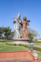 grande estatua de señor radha Krishna cerca Delhi internacional aeropuerto, Delhi, India, señor Krishna y radha grande estatua conmovedor cielo a principal autopista mahipalpur, Delhi foto